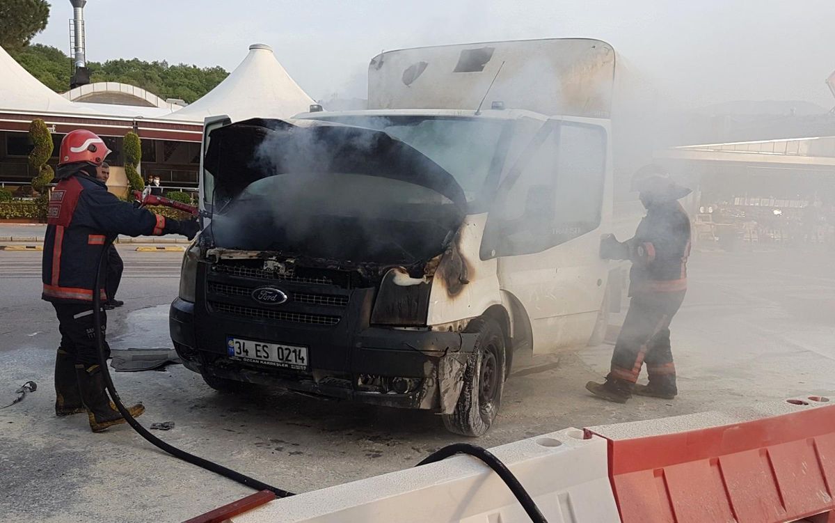TEM\'de seyir halindeki kamyonet alev aldı