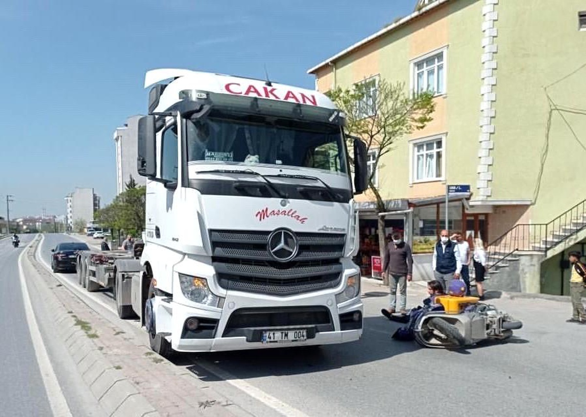 Ters yöne giren tır ile çarpışan motosikletli kurye yaralandı