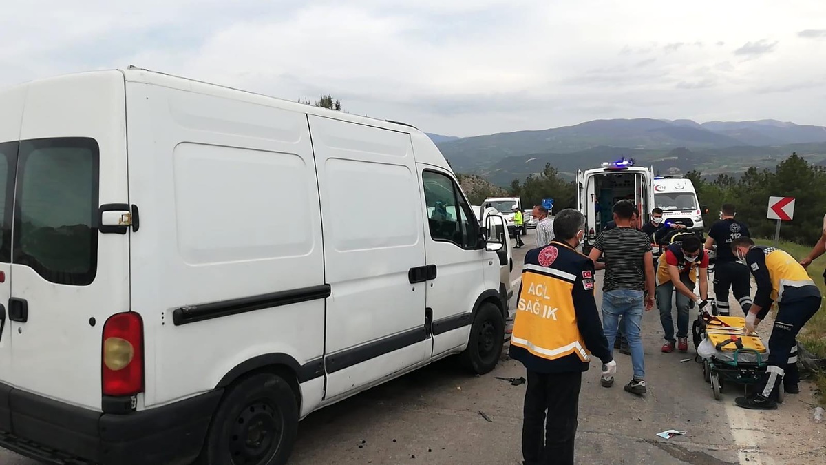 Tokat\'ta iki araç kafa kafaya çarpıştı: 4 yaralı
