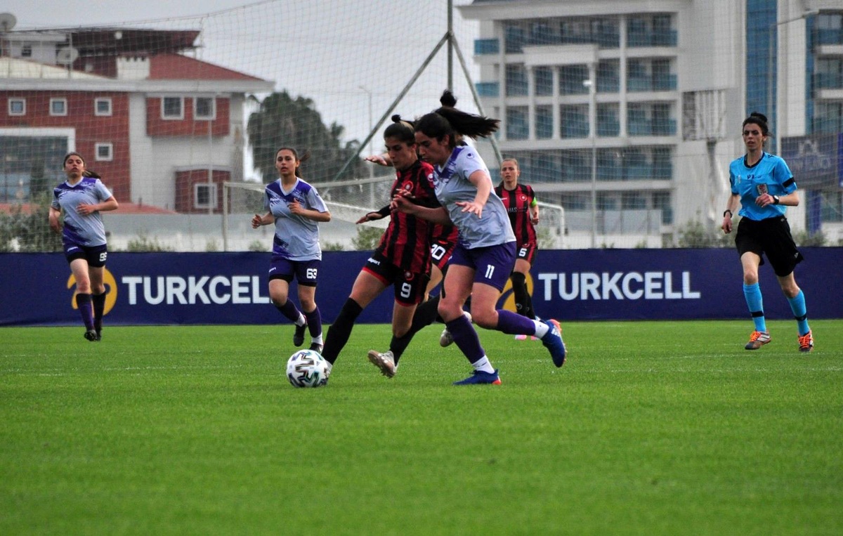 Turkcell Kadın Futbol Ligi\'nde yarı finalistler belli oldu