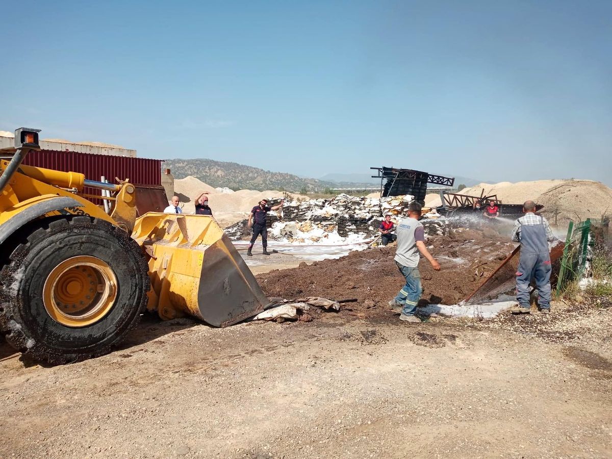 Tutuşan asfalt malzemelerini itfaiye söndürdü