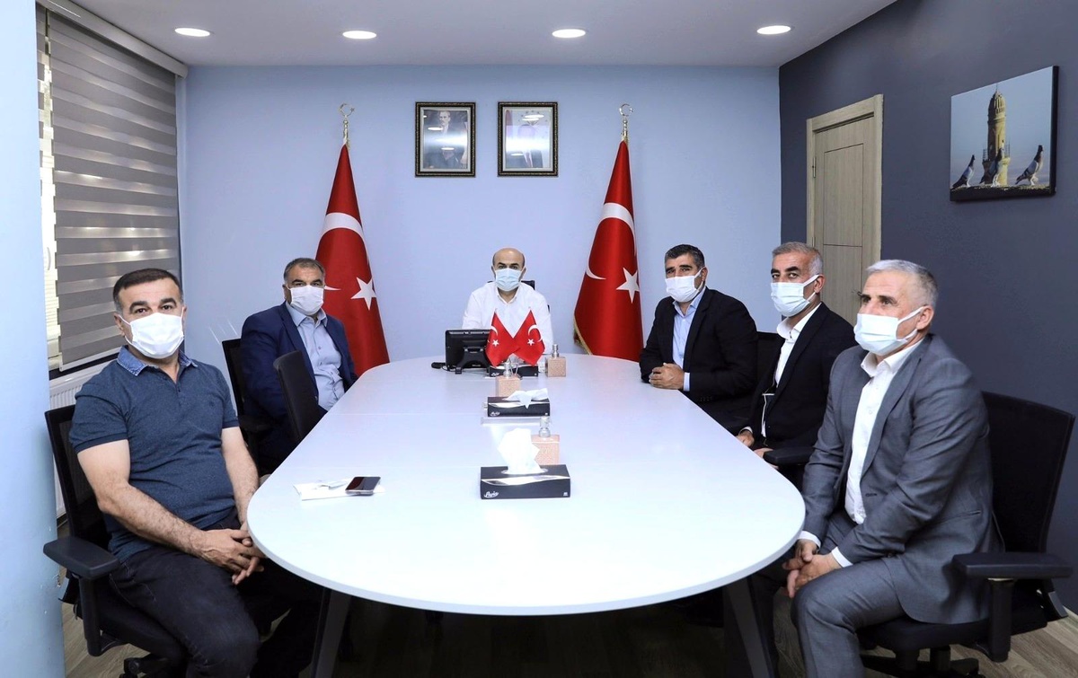 Vali Demirtaş mahalle muhtarları ile bir araya geldi