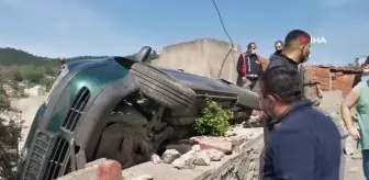 Yan yatan araçta bahçeye düşmekten şans eseri kurtuldu