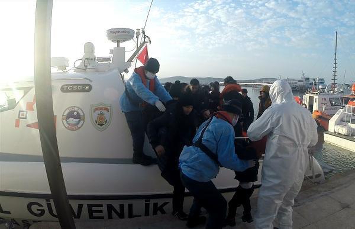 Yunanistan\'ın Türk karasularına ittiği 63 kaçak göçmen kurtarıldı