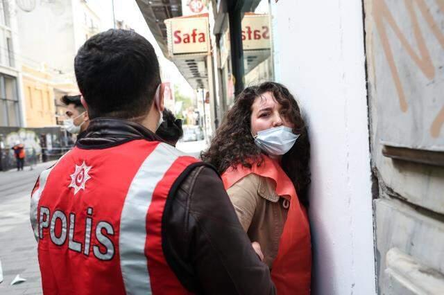 1 Mayıs yürüyüşleri nedeniyle Taksim'e çıkmak isteyen 212 kişi gözaltına alındı 1 Mayıs yürüyüşleri nedeniyle Taksim'e çıkmak isteyen 212 kişi gözaltına alındı