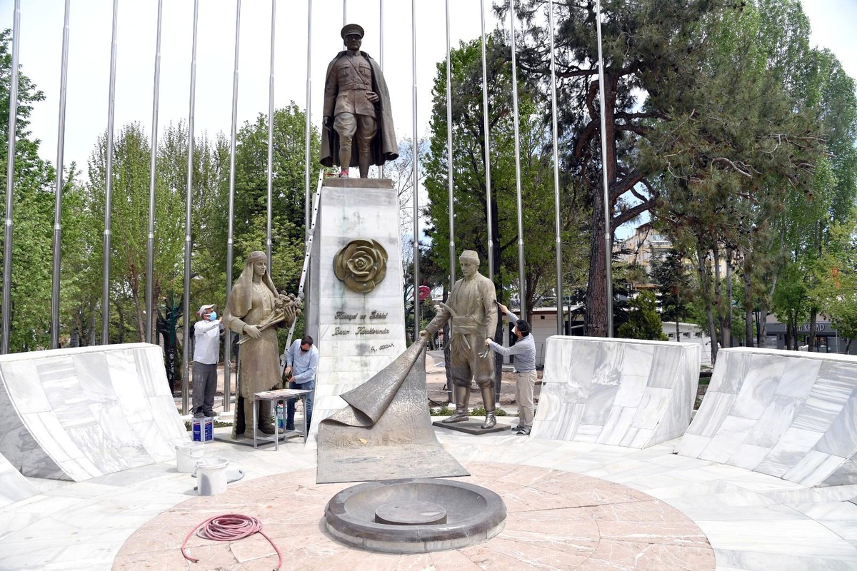Atatürk Anıtı ve Gülcü İsmail Efendi heykelinde bakım yapılıyor