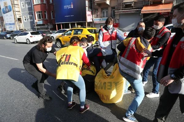 Bariyerleri yıkarak 1 Mayıs'ı Taksim'de kutlamak isteyenler gözaltına alındı