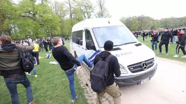 Belçika'da koronavirüs önlemlerine karşı izinsiz parti yapan topluluk polisle çatıştı Belçika'da koronavirüs önlemlerine karşı izinsiz parti yapan topluluk polisle çatıştı