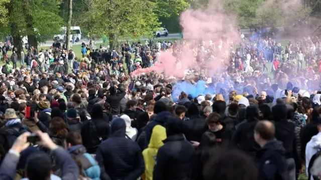 Belçika'da koronavirüs önlemlerine karşı izinsiz parti yapan topluluk polisle çatıştı Belçika'da koronavirüs önlemlerine karşı izinsiz parti yapan topluluk polisle çatıştı