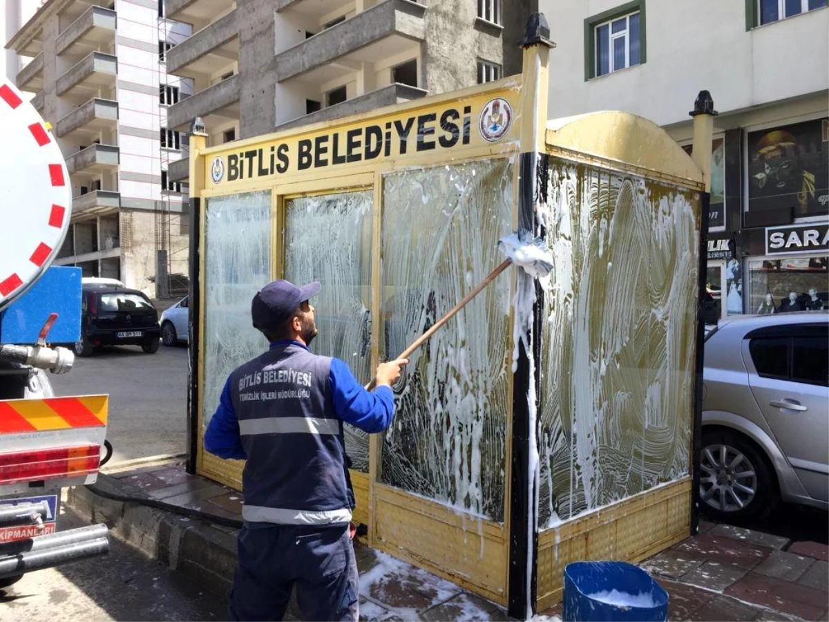 Bitlis\'te otobüs durakları dezenfekte edildi