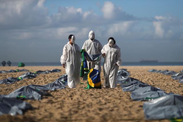 Brezilya'nın Copacabana plajında ceset torbaları sıralandı