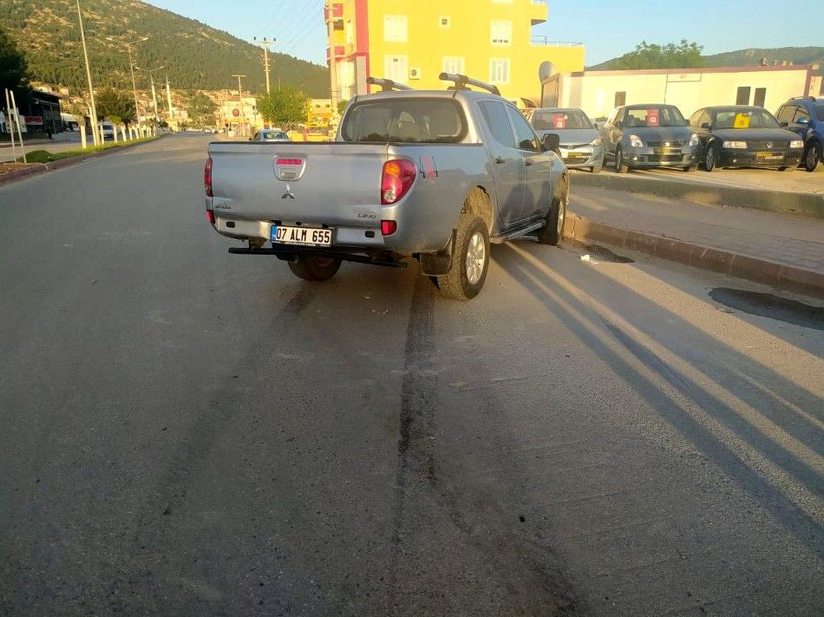 Direksiyon hâkimiyetini kaybetti, kamyonete arkadan girdi
