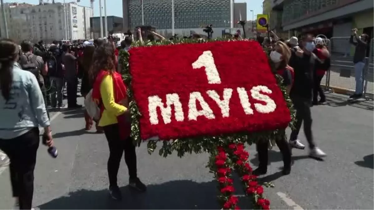 Sendikalar, 1 Mayıs dolayısıyla Taksim Cumhuriyet Anıtı\'na çelenk bıraktı