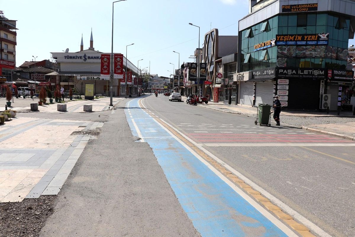 Düzce Belediyesi kent estetiği projesi için tam kapanmayı fırsata çevirdi