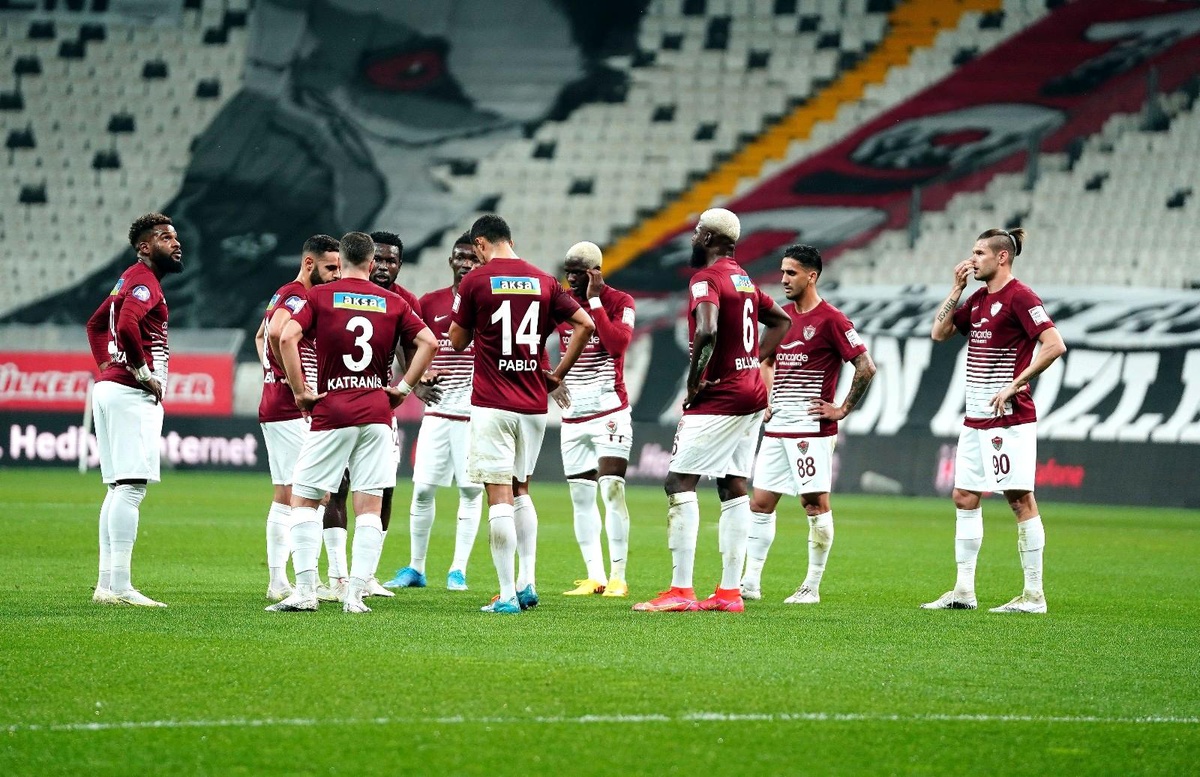 Hataysporlu futbolcular, 12. dakikada sahada toplantı yaptı!