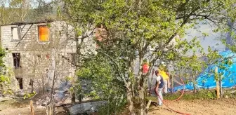 İki katlı ahşap ev ile samanlık alevlere teslim oldu