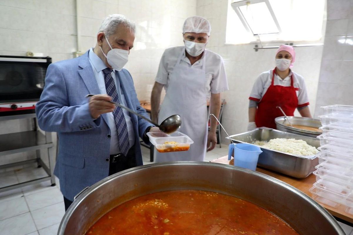 İlkadım\'dan her gün 450 aileye 3 çeşit sıcak yemek