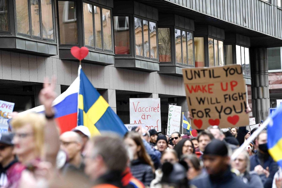 İsveç\'te 1 Mayıs yürüyüşü Covid-19 protestosuna dönüştü