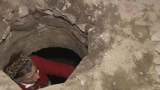 Kanalizasyon çukuruna düşen yaşlı kadının imdat çığlıklarına mahalleli yetişti