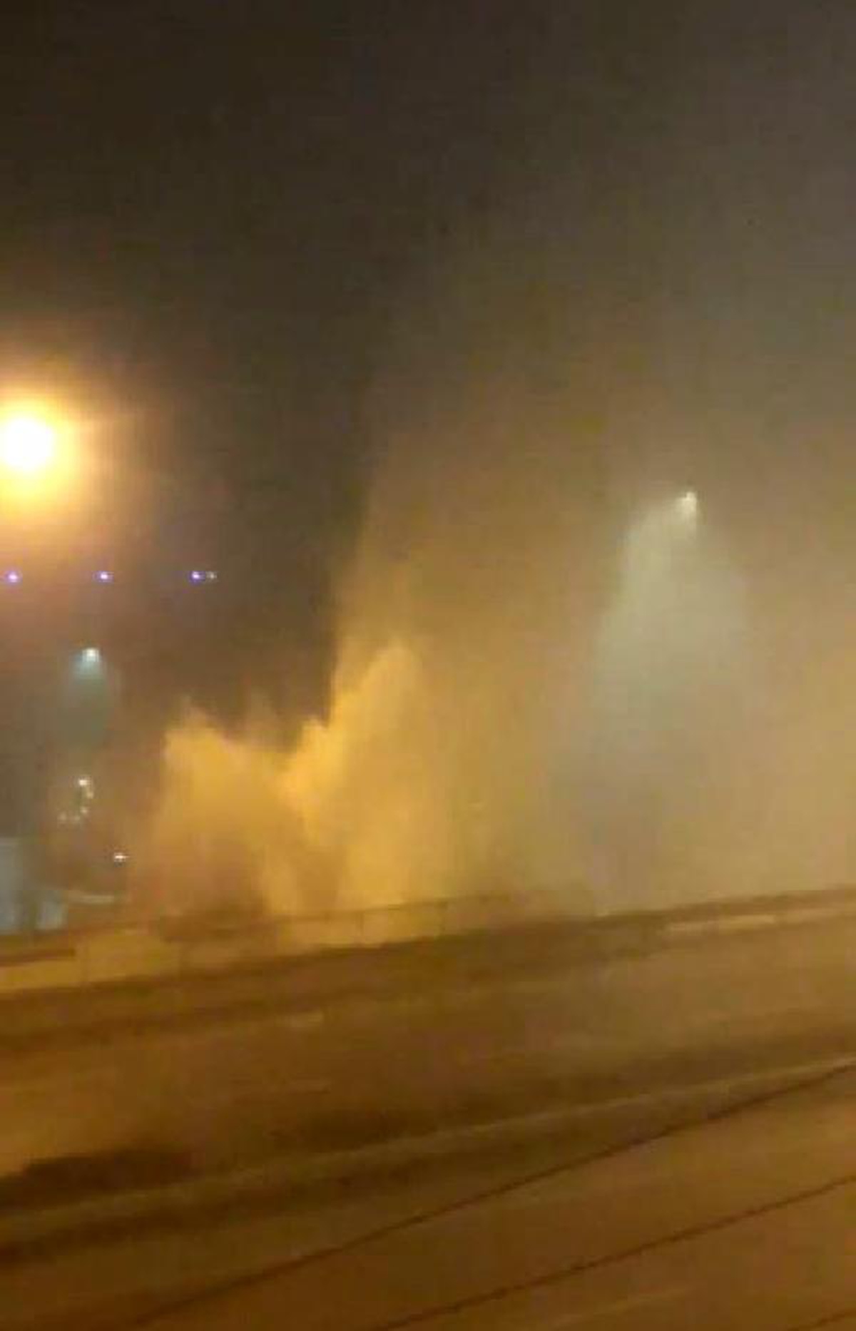 Karadeniz Sahil Yolu\'nda ana isale hattı patladı; havalimanı demir korkuluğu devrildi, asfalt çöktü (2)