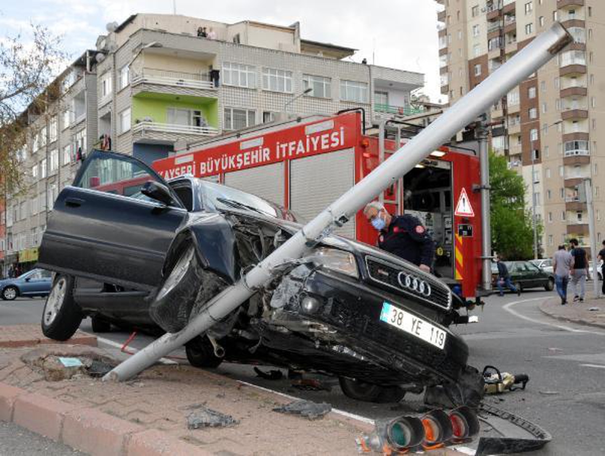 Kayseri\'de iki otomobilin çarpıştığı kaza kamerada; 3 yaralı