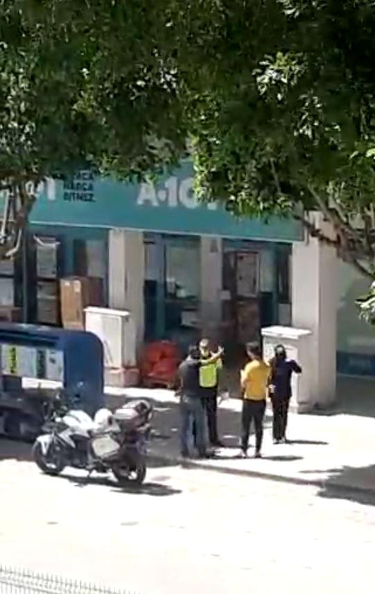 Kimlik vermek istemeyen kağıt toplayıcısıyla polis arasında ceza tartışması karakolda bitti