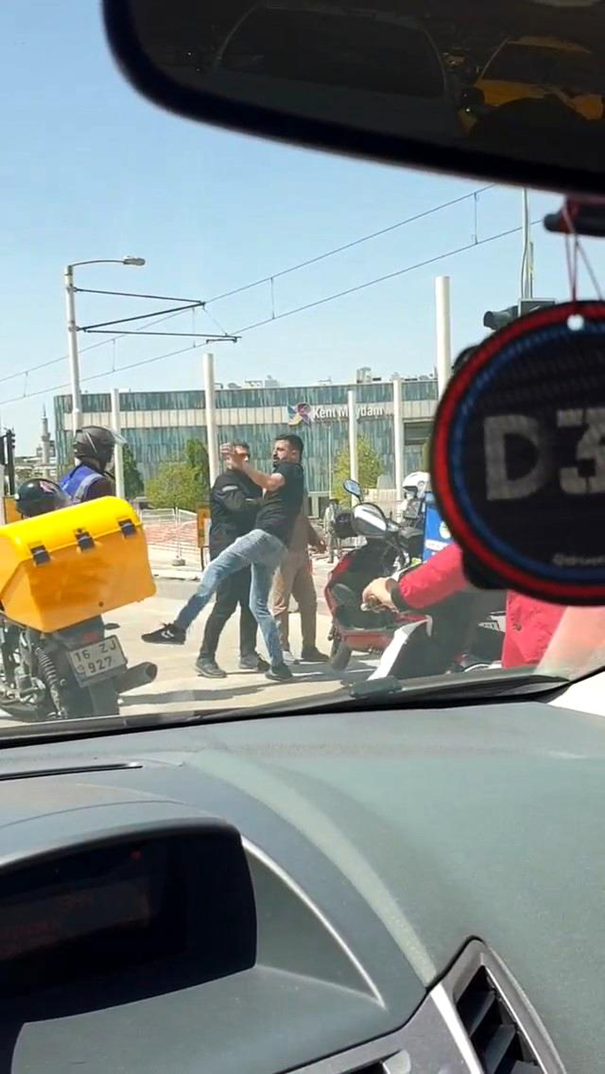 Son dakika haberi! Kısıtlamada motosikletli kuryelerin kavgası kamerada