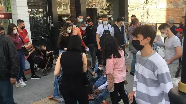 Omuz atma kavgası kanlı bitti, göğsünden bıçaklanan genç kurtarılamadı Omuz atma kavgası kanlı bitti, göğsünden bıçaklanan genç kurtarılamadı
