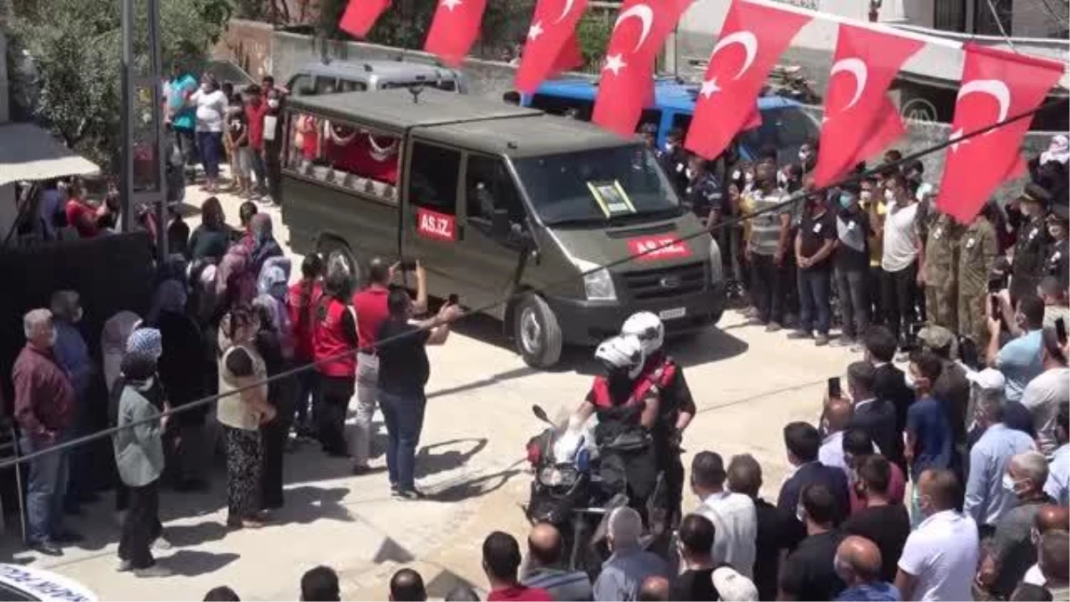 Son dakika haberleri | Şehit Uzman Çavuş Mehmet Kırmızı son yolculuğuna uğurlandı (2)
