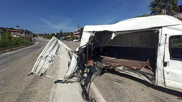 Sokağa çıkma kısıtlamasında feci kaza: 2 yaralı Sokağa çıkma kısıtlamasında feci kaza: 2 yaralı