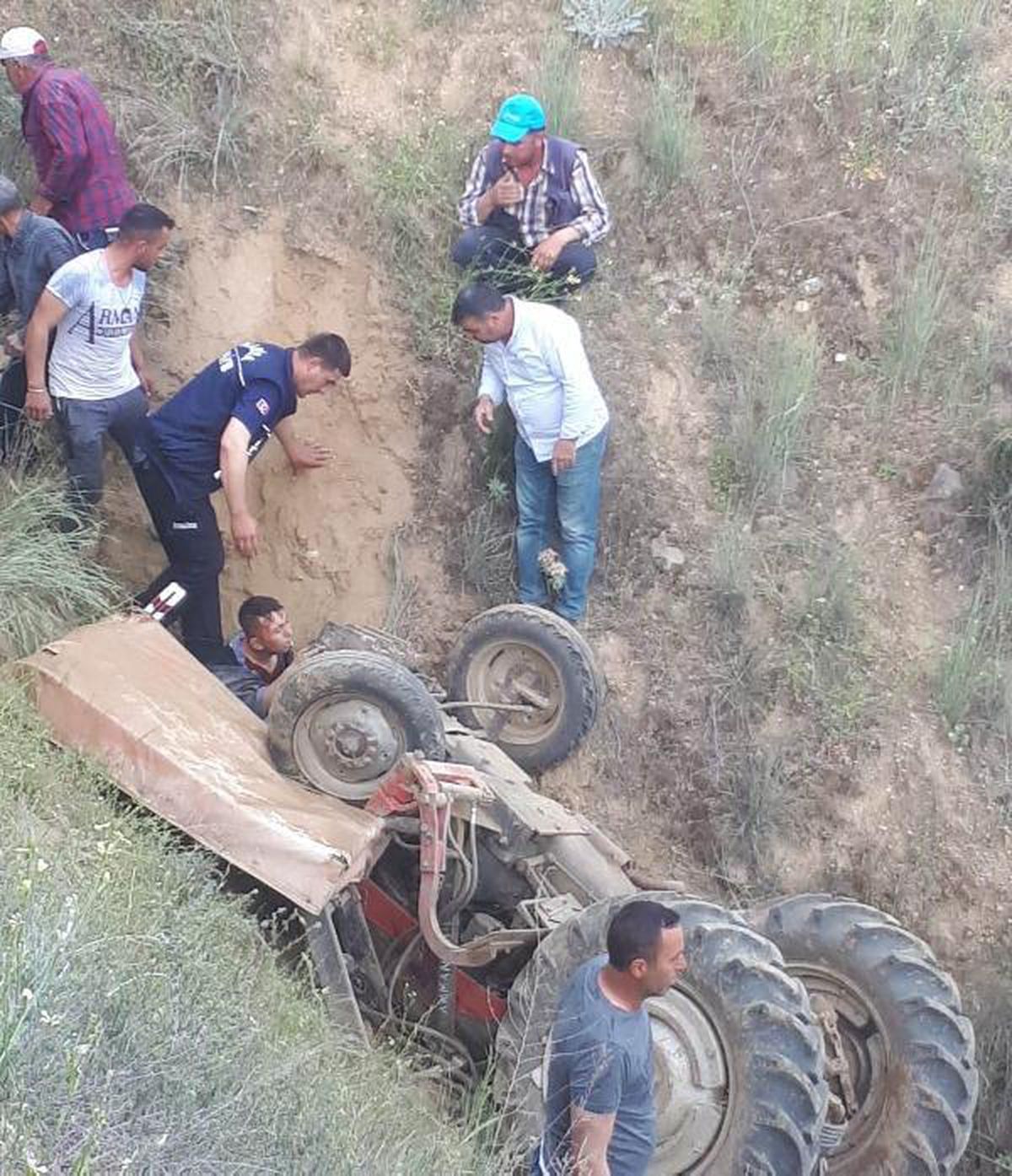 Son dakika haber | Traktörü uçuruma yuvarlanan çiftçiyi itfaiye kurtardı