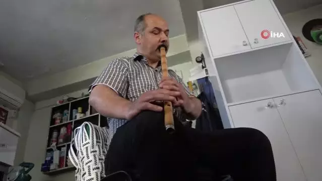 Atölyesini süpürdüğü faraştan ney yaptı Atölyesini süpürdüğü faraştan ney yaptı