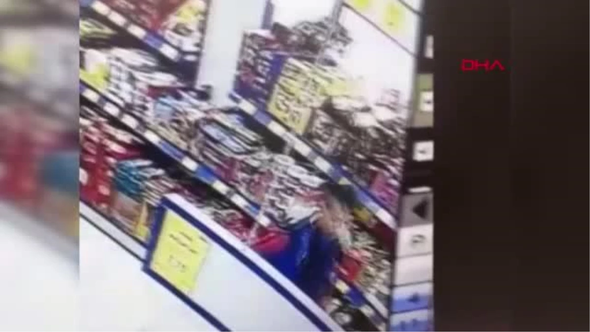 Avcılar\'da markette cep telefonu hırsızlığı kamerada