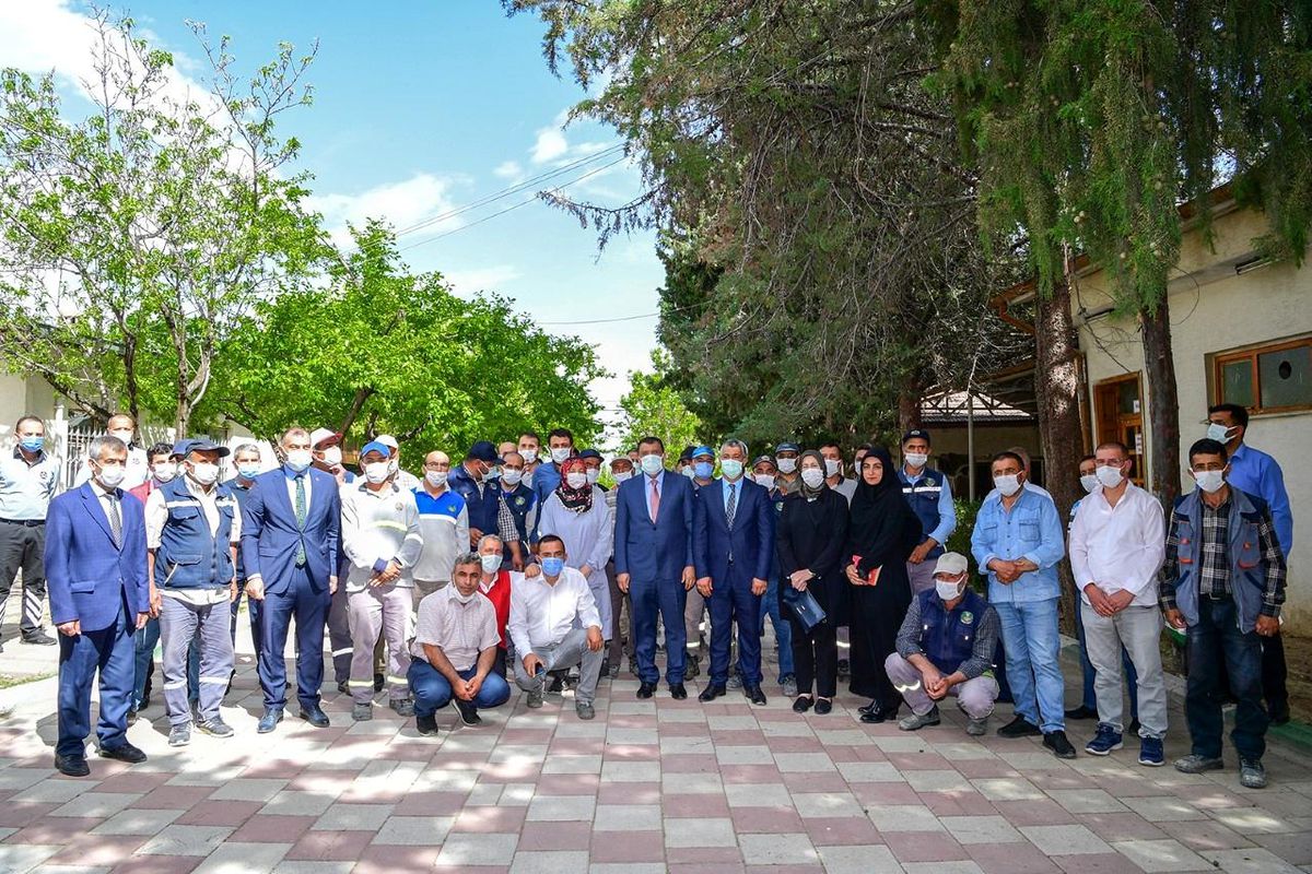 Başkan Gürkan, mezarlık personeliyle görüştü