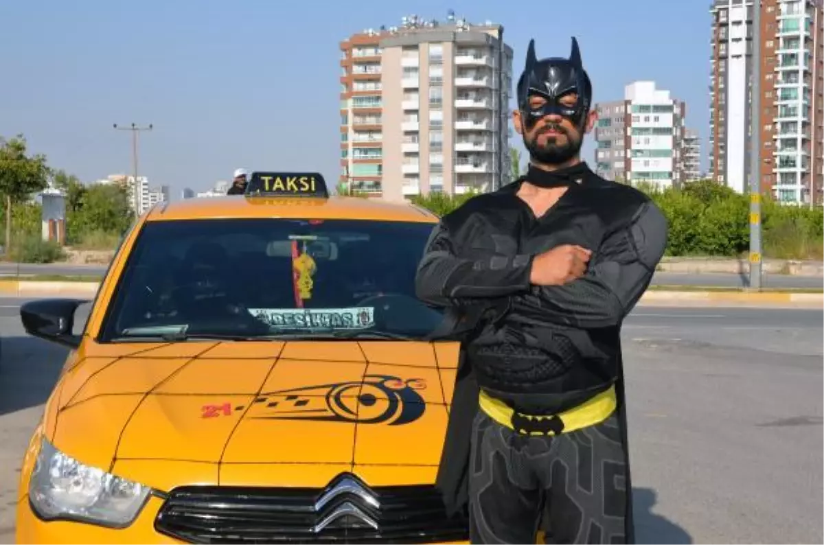 BATMAN KIYAFETİYLE DİREKSİYON BAŞINDA