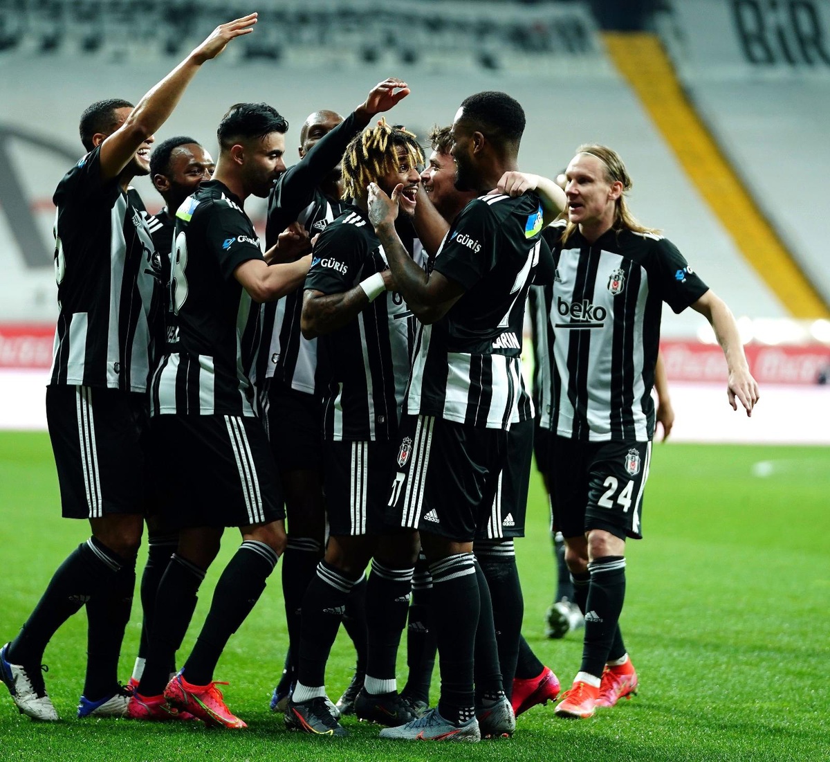 Beşiktaş\'ta şampiyonluk şarkıları söylenmeye başlandı