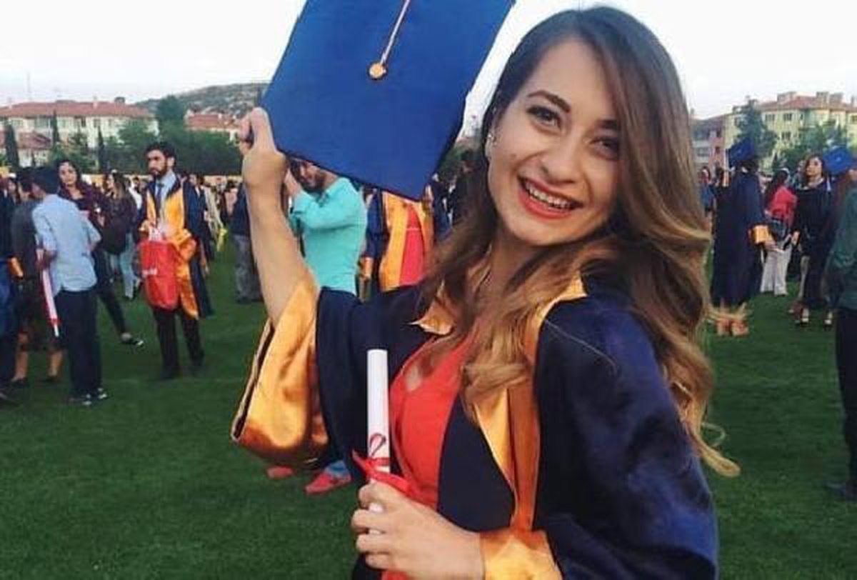 Canlı derste beyin kanaması geçiren Esra öğretmen, yaşama tutunamadı