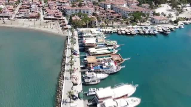 Sahiller sokağa çıkma kısıtlamasından muaf tutulan turistlere kaldı