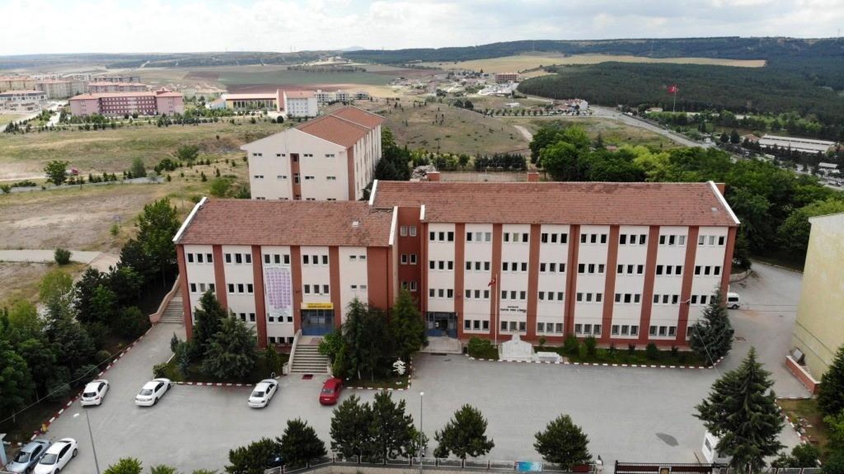 Eskişehir Fatih Fen Lisesi öğrencilerinden \'Fark Edilmeyen Tehlike: Moda Endüstrisi\' konulu makale