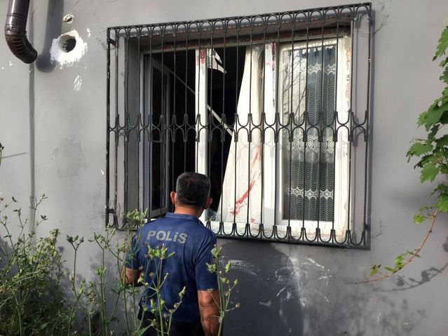 Evde patlama: 1'i çocuk 3 kişi ağır yaralandı