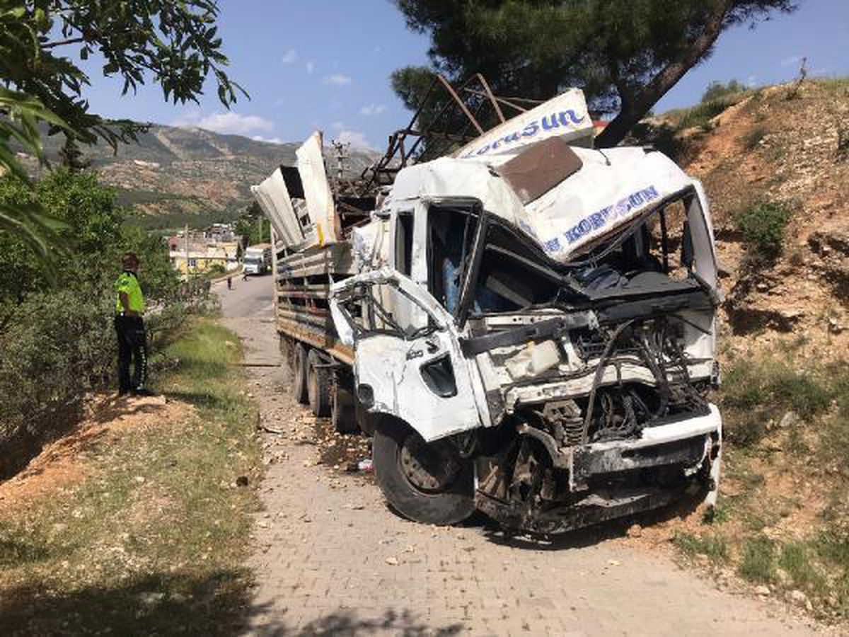 Freni boşalan kamyon 3 araca çarptı
