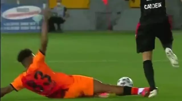 Gedson Fernandes'in yaptığı sert müdahaleden sonra kırmızı kart görmemesi tepki çekti Gedson Fernandes'in yaptığı sert müdahaleden sonra kırmızı kart görmemesi tepki çekti