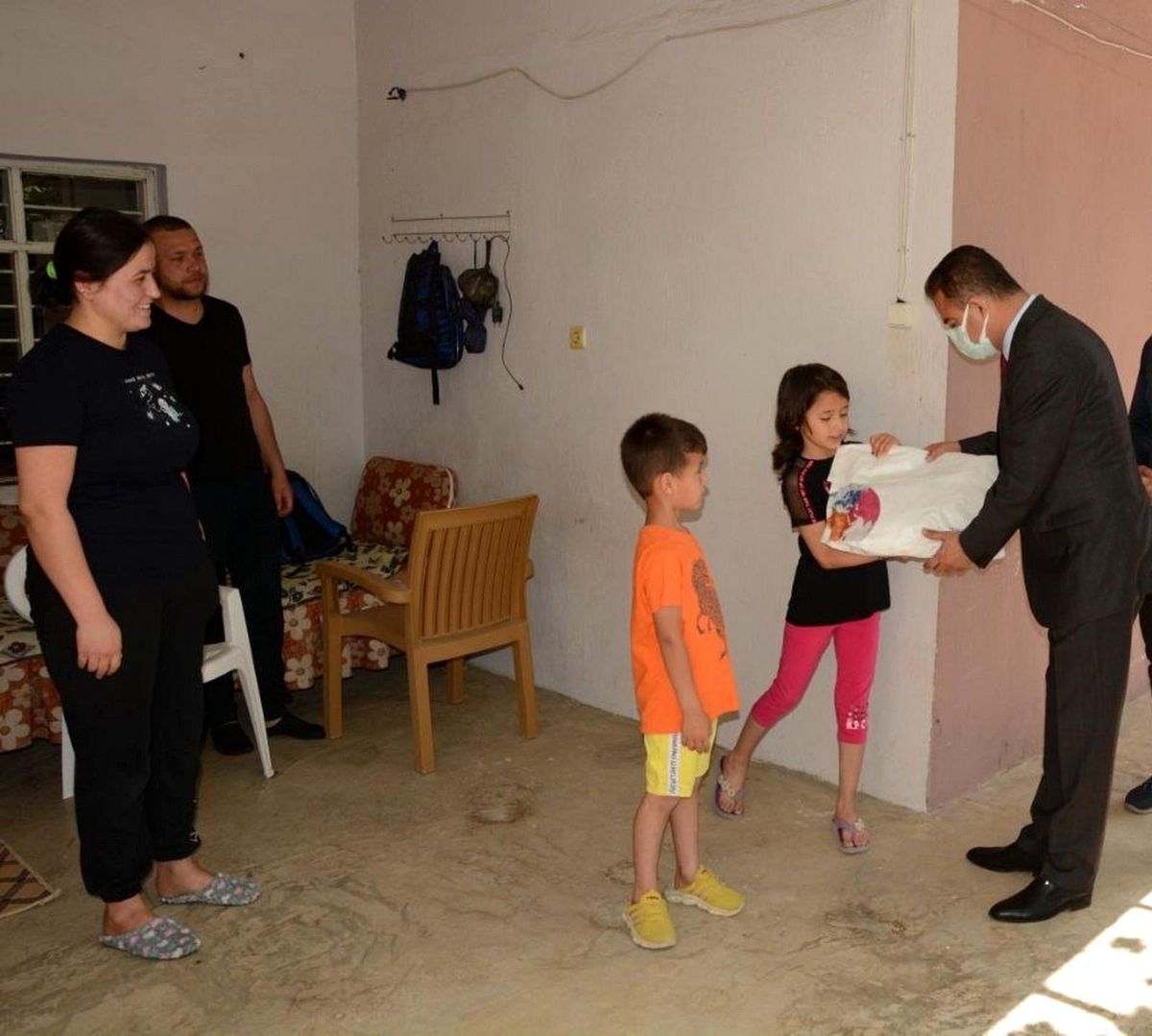 Hatay\'da hayırsever iş adamı 352 çocuğu bayram öncesi sevindirdi