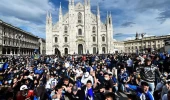 Inter taraftarları şampiyonluk sonrası koronavirüs kurallarını hiçe sayarak meydanlarda kutlama yaptı