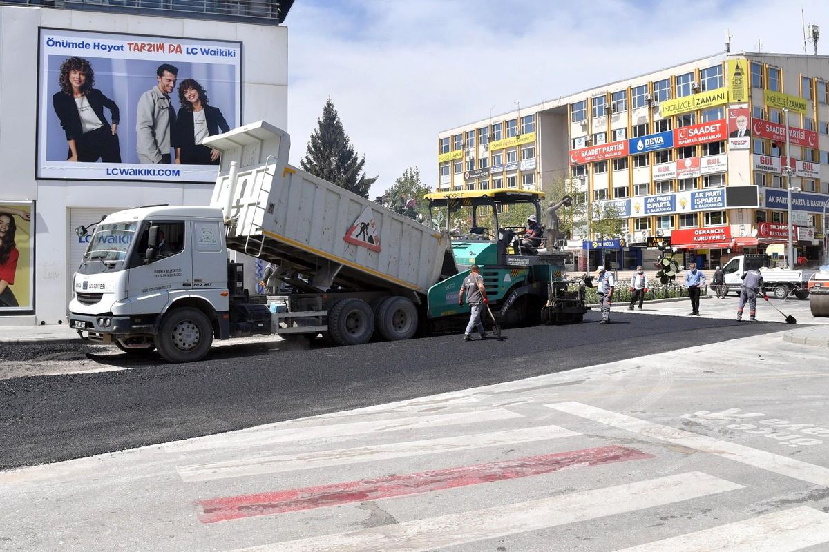 Isparta Belediyesi tam kapanmada yolları asfaltlıyor