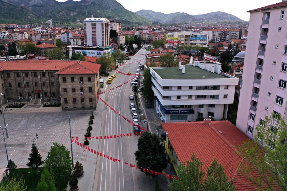 Isparta\'da meydan ve sokaklar tam kapanmada boş kaldı