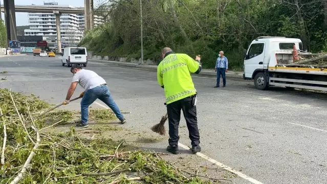 İstanbul'da ağaçlar yola devrildi: İBB'ye ulaşılamayınca polis temizledi İstanbul'da ağaçlar yola devrildi: İBB'ye ulaşılamayınca polis temizledi