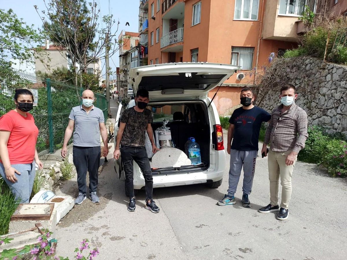 Kısıtlamada Mudanyalı gençler sokak hayvanlarını unutmadı