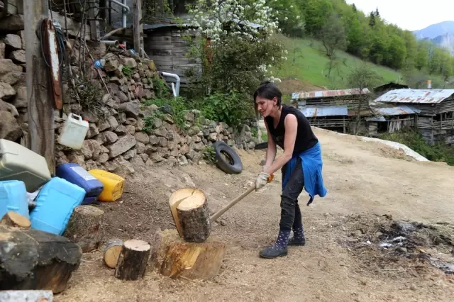 Yaptığı köy işlerini sosyal medyada paylaşan Artvinli Heidi, kısa zamanda fenomen oldu Yaptığı köy işlerini sosyal medyada paylaşan Artvinli Heidi, kısa zamanda fenomen oldu