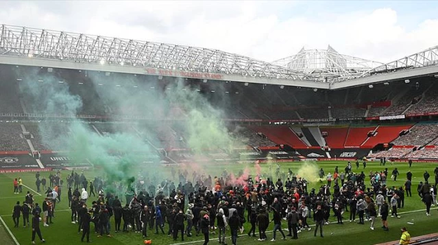 Manchester United taraftarları Liverpool maçı öncesi stadı bastı